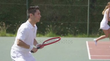 iki farklı oyun açık sahada oynayan 4 k erkek ve kadın tenis oyuncular