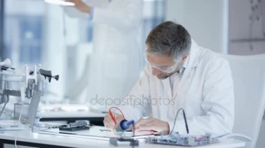 4k laboratuarda çalışan elektronik mühendisi gülümseyen portresi