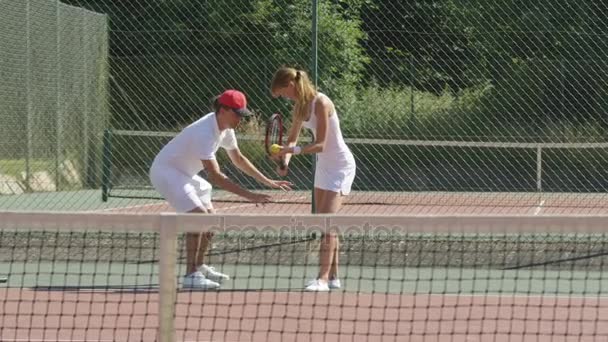 Entraîneur Tennis Travaillant Avec Une Cliente Sur Terrain Extérieur Été — Video