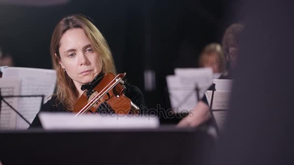 Symfonieorkest Tijdens Een Performance Met Focus Violisten — Stockvideo