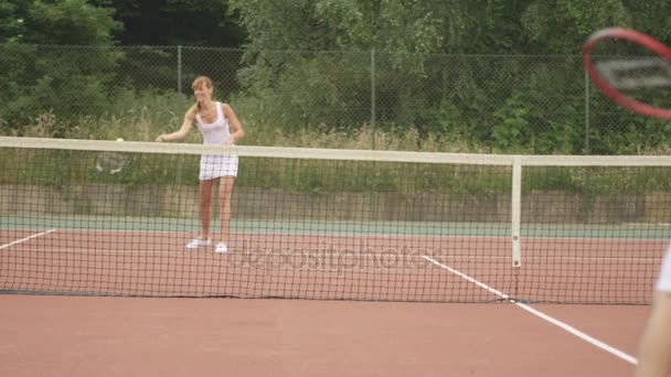 Jugadores Tenis Masculinos Femeninos Disfrutando Juego Cancha Aire Libre Verano — Vídeo de stock