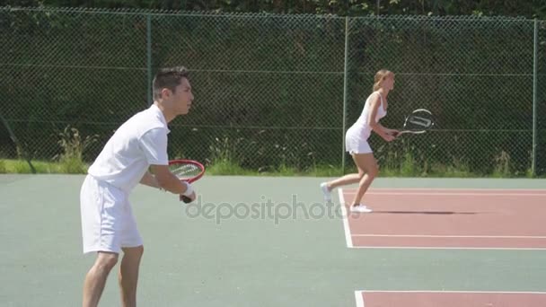 Jugadores Tenis Masculinos Femeninos Jugando Dos Juegos Diferentes Cancha Aire — Vídeo de stock