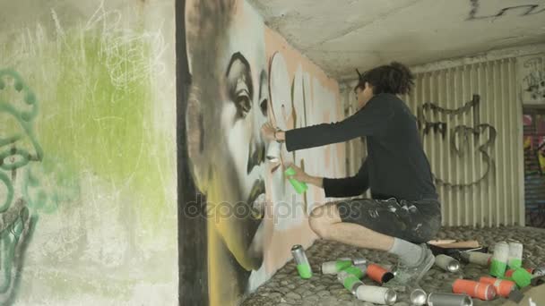 蒙面涂鸦艺术家用手机上的图像将肖像复制到城墙上 — 图库视频影像