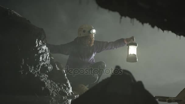 Geólogo Explorando Caverna Subterrânea Olhando Para Formação Rochas Piscina Água — Vídeo de Stock