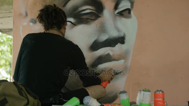 Talentat Tânăr Artist Stradă Graffiti Care Lucrează Pictură Murală Zona — Videoclip de stoc