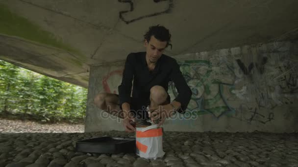 Talentierte Junge Graffiti Straßenkünstler Arbeiten Einem Wandbild Stadtgebiet — Stockvideo