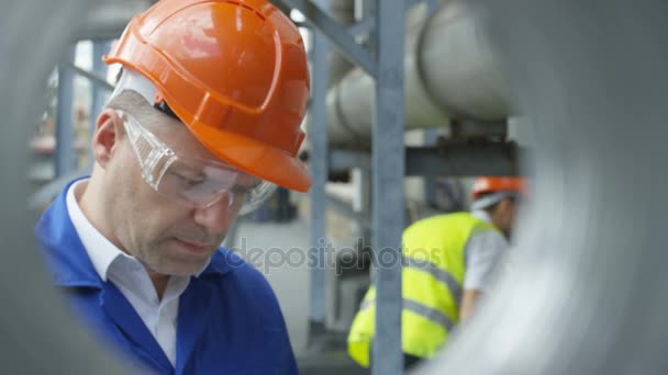 Инженер Работающий Энергетической Промышленности Проверки Трубопроводов Делать Заметки — стоковое видео