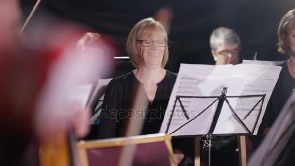 Orquesta Sinfónica Durante Una Actuación Con Enfoque Flautista — Vídeos de Stock