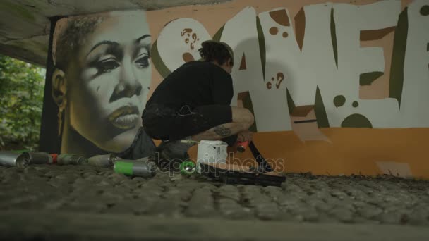 Estremo Primo Piano Mano Graffiti Artista Mettendo Dettaglio Opere Arte — Video Stock