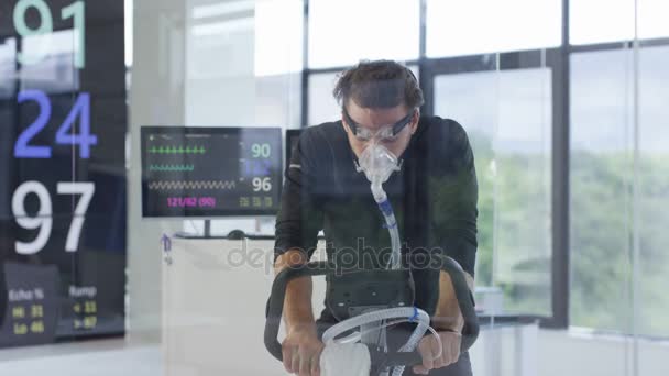 Homem Caucasiano Com Equipamento Respiração Testes Bicicleta Exercício Níveis Aptidão — Vídeo de Stock