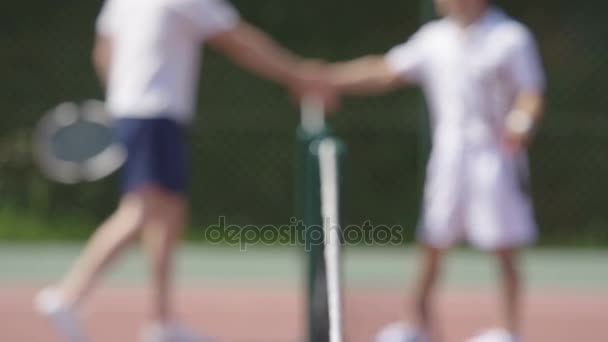 남성과 테니스 선수는 경기의 그물에서 — 비디오