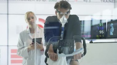 4k analiz fitness seviyeleri olan egzersiz bisikleti ekipman nefes ile adam