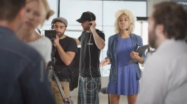 Studio, 4 k Tv ekibi canlı yayına hazırlanılıyor