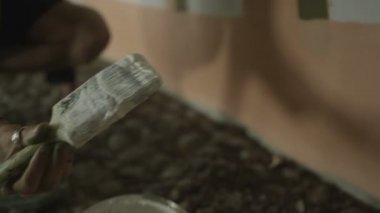 duvarda bir duvar resmi oluşturmak için farklı boya ortamlarda kullanarak 4 k genç sokak sanatçı