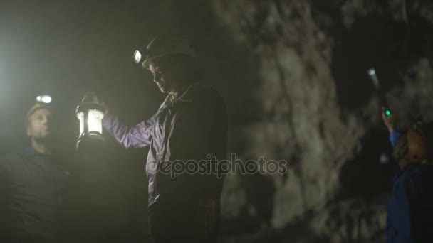 Spelunkers 探索地下洞穴 讨论岩层 — 图库视频影像