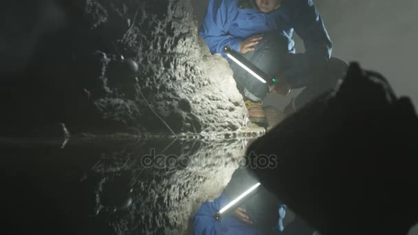 Геолог Досліджує Підземну Печеру Дивлячись Утворення Каменів Водний Басейн — стокове відео