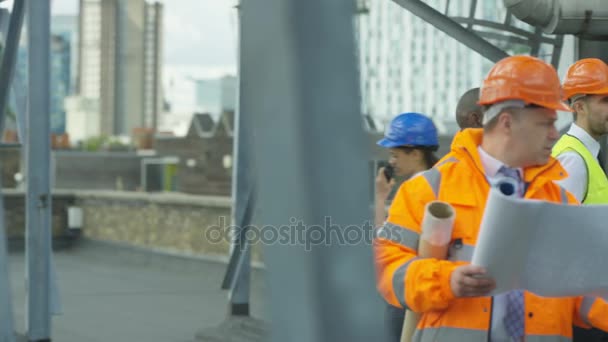 Többnemzetiségű Csapat Építkezésen Együtt Dolgozó Mérnökök — Stock videók