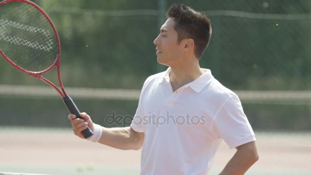 Retrato Tenista Sonriente Una Cancha Aire Libre Verano — Vídeos de Stock