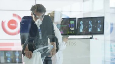 4k analiz fitness seviyeleri olan egzersiz bisikleti ekipman nefes ile adam