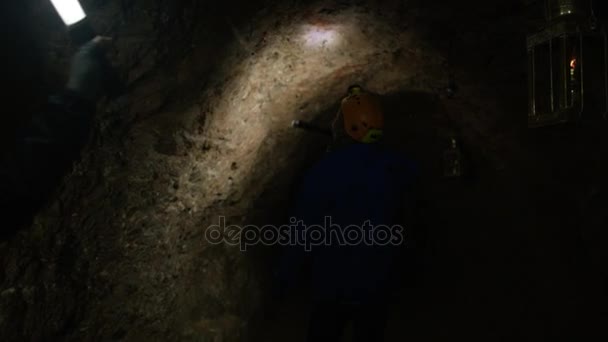 Ομάδα Potholers Σκληρά Καπέλα Και Λαμπτήρες Εξερεύνηση Υπόγεια Σπηλιά — Αρχείο Βίντεο