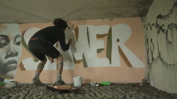 Jovem Artista Rua Usando Diferentes Meios Pintura Para Criar Mural — Vídeo de Stock