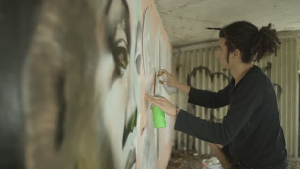 Tehetséges Fiatal Utcai Graffitis Dolgozik Egy Falfestmény Városi Környezetben — Stock videók