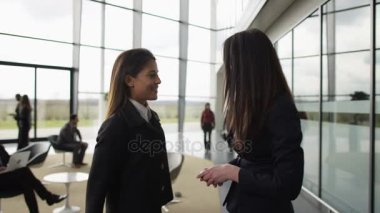 4k elinde sallayarak iş kadınları kalabalık büyük modern ofis alanı