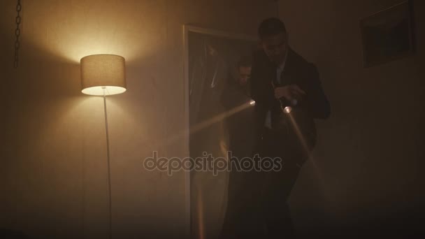 Detectives Polícia Com Pistolas Lanternas Investigando Apartamento Escuro — Vídeo de Stock