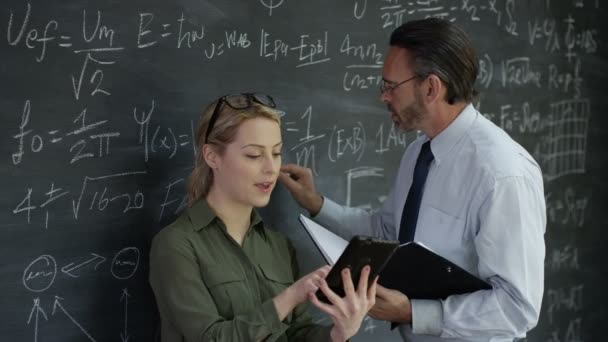 Retrato Sonriente Académico Hombre Mujer Estudiando Fórmulas Matemáticas Pizarra — Vídeo de stock