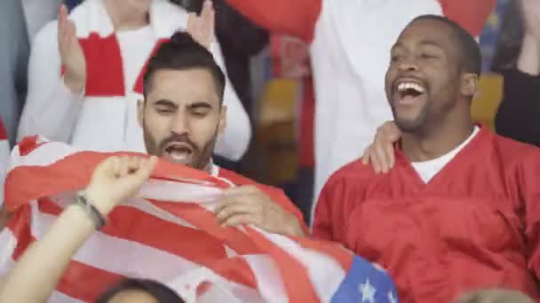 Aficionados Emocionados Con Bandera Estados Unidos Multitud Deportes Celebrando Animando — Vídeos de Stock