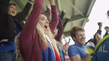 4k spor etkinliği ile birçok ülke bayrakları, tezahürat kalabalık