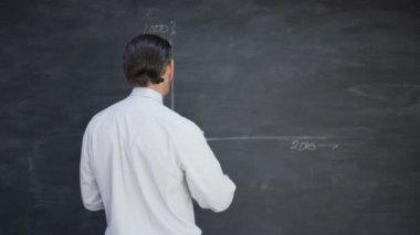 4k bilgisayar tablet kullanma ve iş başarı grafik çizim kara tahta adam