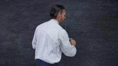 4k bilgisayar tablet kullanma ve iş başarı grafik çizim kara tahta adam