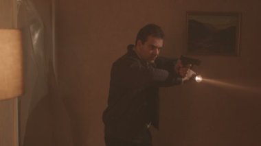 4 k polis dedektifi tabanca ve karanlık daire baskın el feneri ile