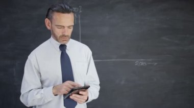 4k bilgisayar tablet kullanma ve iş başarı grafik çizim kara tahta adam