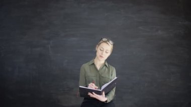4kwoman yazarak ve ilham arayan boş kara tahta arka plan
