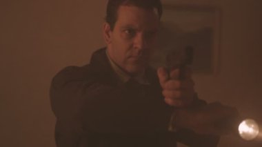 4 k polis dedektifi ile tabanca ve el feneri kasvetli daire soruşturma