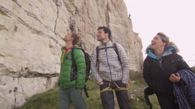 bir tırmanış başlamak için konuma hiking kaya dağcılar 4k Grup