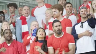 4 k spor fanlar hayal kırıklığı ifade, stadyumda canlı oyun izlerken kalabalığın içinde