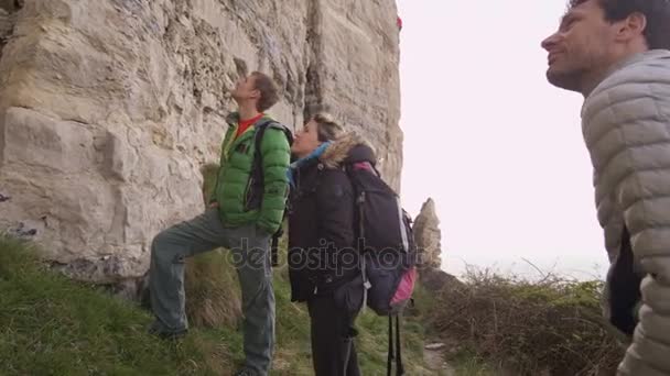 Groep Van Bergbeklimmers Permanent Basis Van Rots Planning Van Hun — Stockvideo