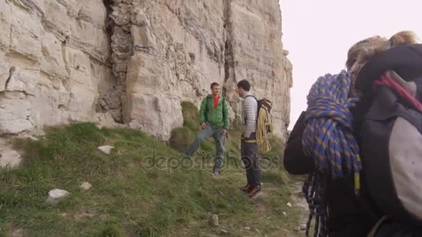 Grupp Rock Klättrare Stående Vid Foten Klippan Och Planerar Sin — Stockvideo