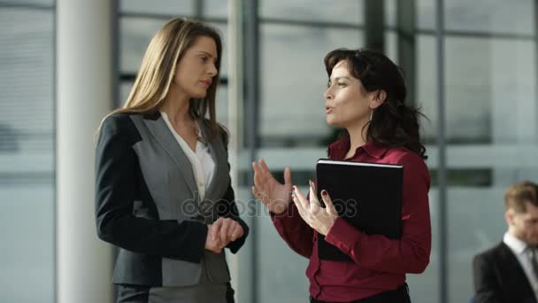 Businesswomen Talking Shaking Hands Crowded Area Large Modern Office — Stock Video