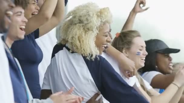 Заповнене Глядачами Cheering Спортивні Події Молоді Жінки Тримає Британський Прапор — стокове відео