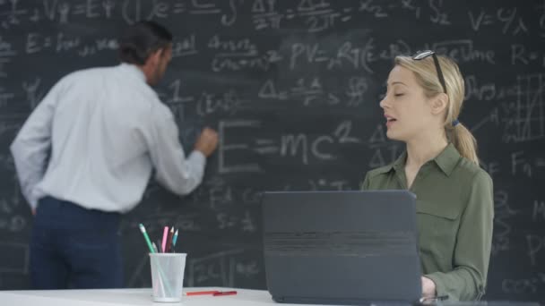 Portret Lachende Academische Man Vrouw Bestuderen Van Wiskundige Formules Blackboard — Stockvideo