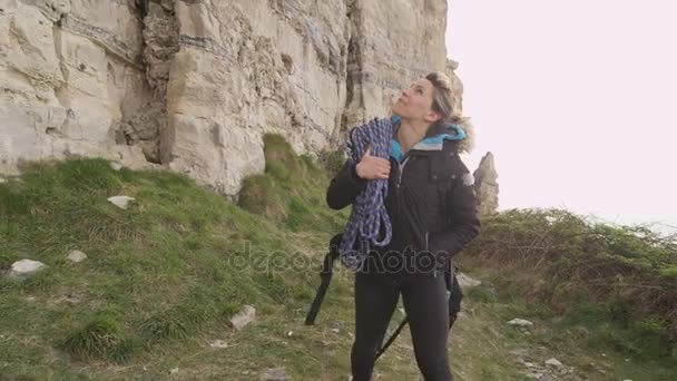 女性ロック クライマーの場所にハイキングに登山を開始するには — ストック動画