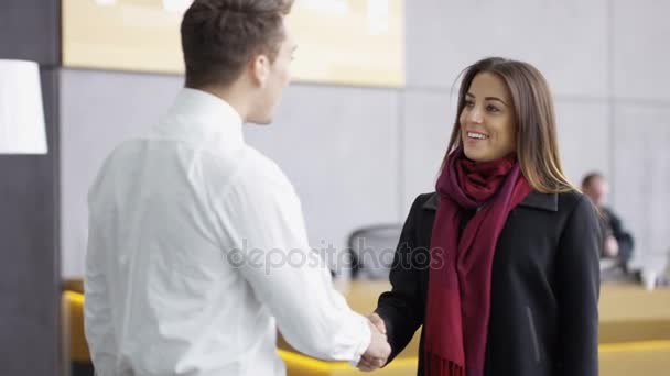 大規模な近代的なオフィスビルで握手 ビジネス人々 — ストック動画