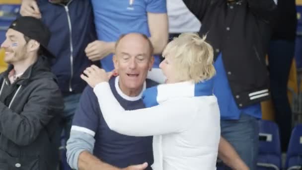 Couple Âge Mûr Excité Dans Foule Sportive Célébrer Encourager Leur — Video