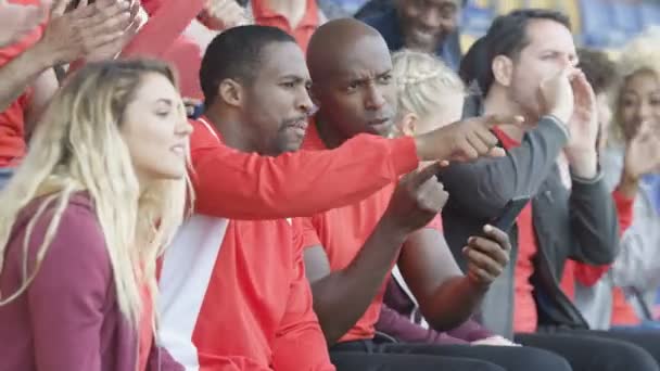 Spectateurs Regarder Jeu Sport Dans Stade Deux Hommes Regardant Smartphone — Video