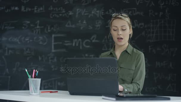 Smiling Woman Using Laptop Classroom — Stock Video