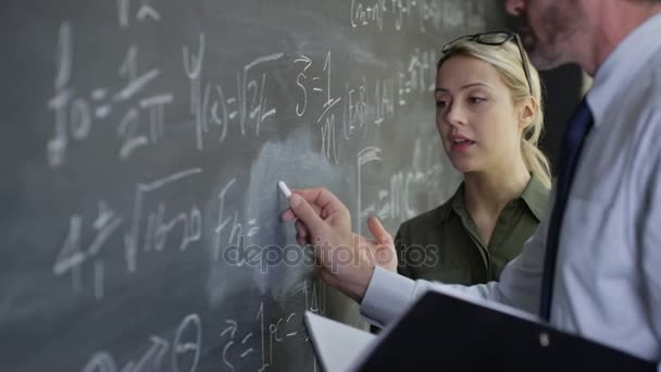 Portret Uśmiechnięty Mężczyzna Akademickich Kobieta Studia Matematyczne Formuły Tablicy — Wideo stockowe